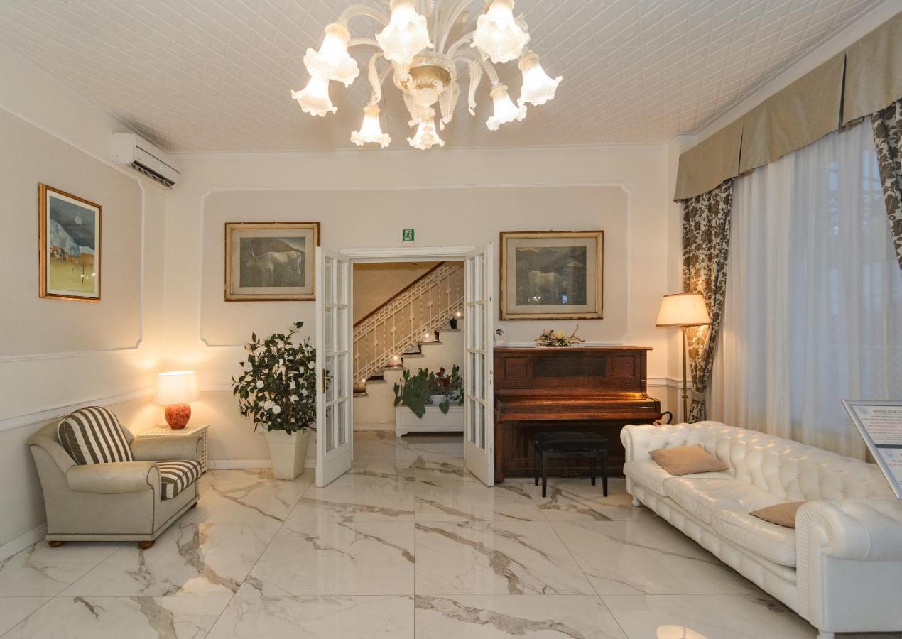 Hotel Coluccini Marina di Pietrasanta Bagian luar foto