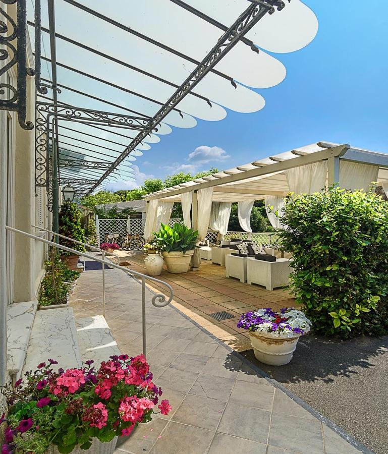 Hotel Coluccini Marina di Pietrasanta Bagian luar foto