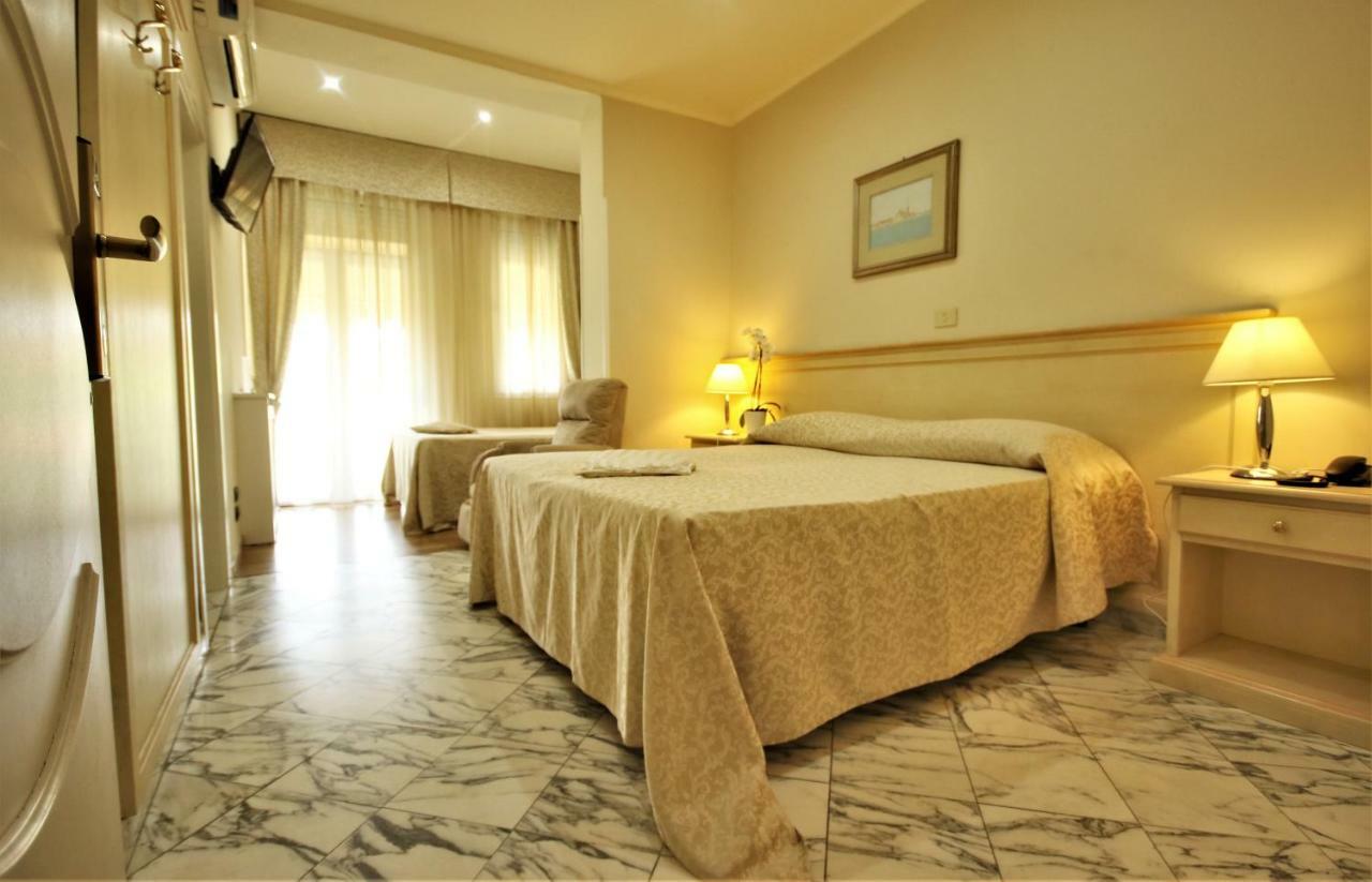 Hotel Coluccini Marina di Pietrasanta Bagian luar foto