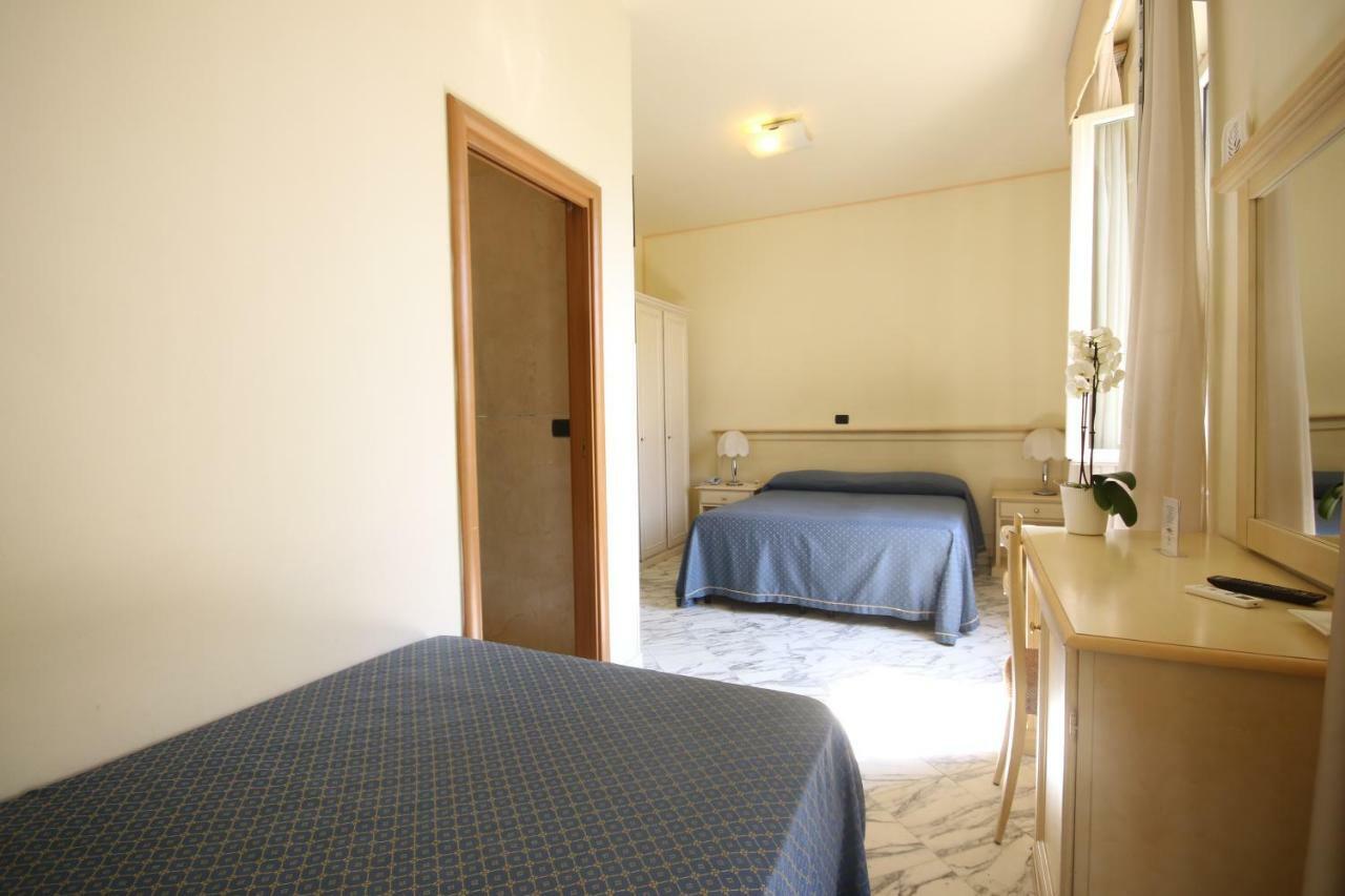 Hotel Coluccini Marina di Pietrasanta Bagian luar foto
