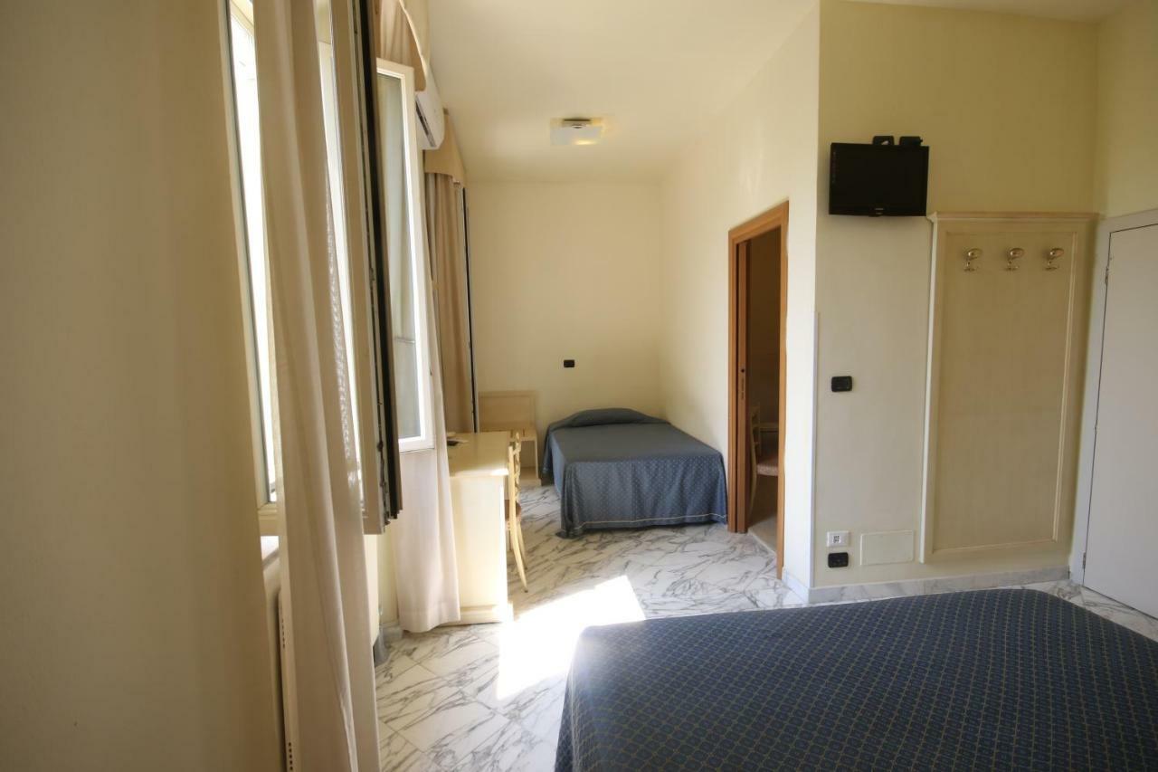 Hotel Coluccini Marina di Pietrasanta Bagian luar foto