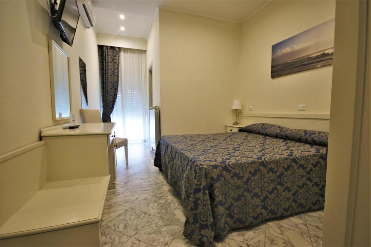 Hotel Coluccini Marina di Pietrasanta Bagian luar foto